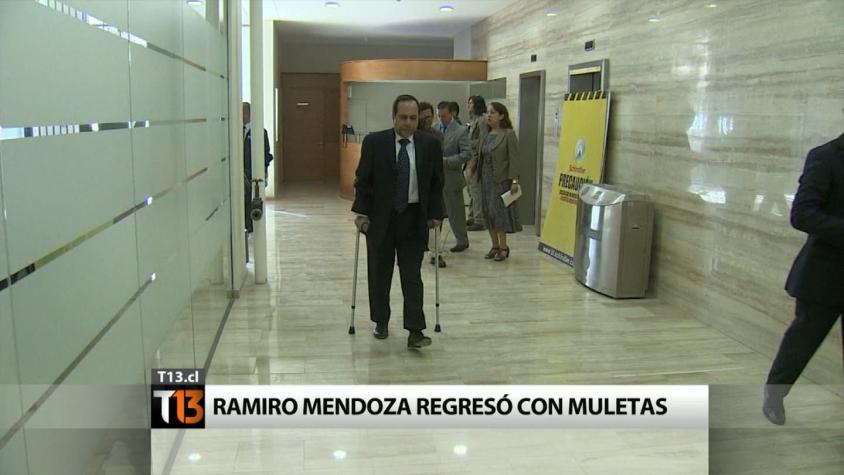 Contralor Ramiro Mendoza vuelve al trabajo con muletas