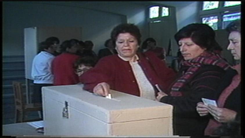 [VIDEO] 25 años de democracia: desde el plebiscito al cambio de mando en 1 minuto