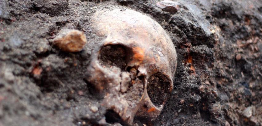 Hallan más de 3 mil esqueletos humanos enterrados en Londres