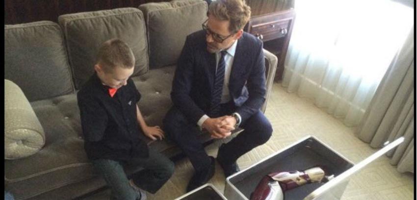 La historia tras el tierno regalo de Robert Downey Jr. a un niño sin brazo