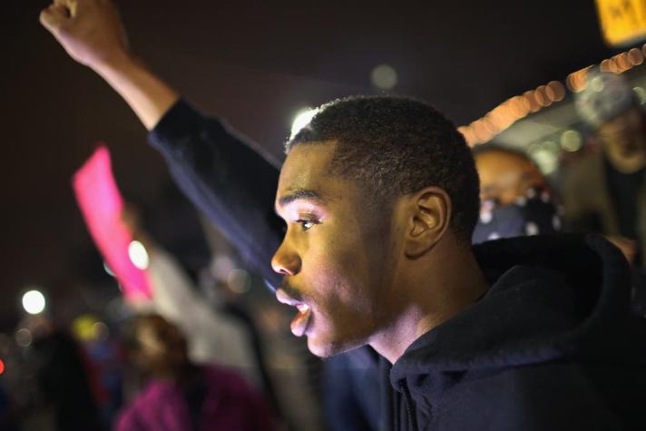 EE.UU.: vigilia y tensión en Ferguson tras disparos del miércoles contra la policía