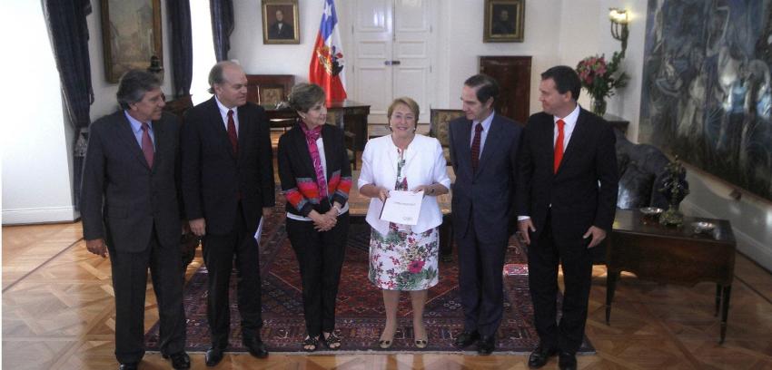 Bachelet recibió propuesta de parlamentarios para regular relación entre negocios y política
