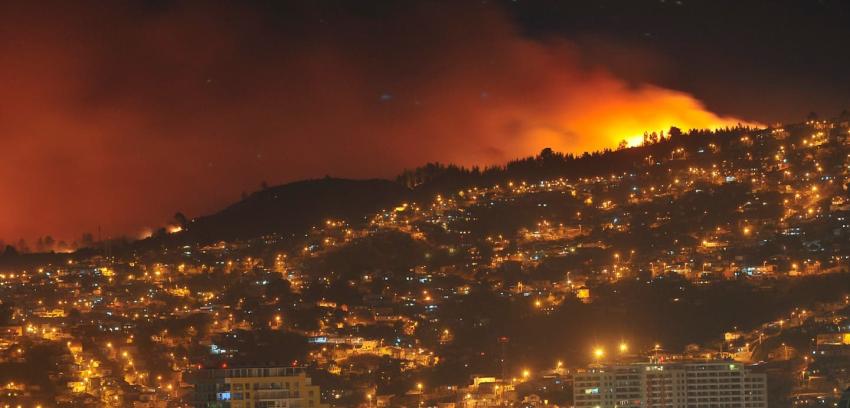Mujer de 67 años muere a causa de un paro durante evacuación por incendio en Valparaíso
