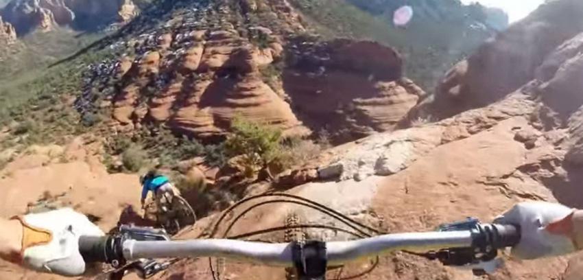 "Mountain biker" atraviesa el sendero más peligroso del mundo