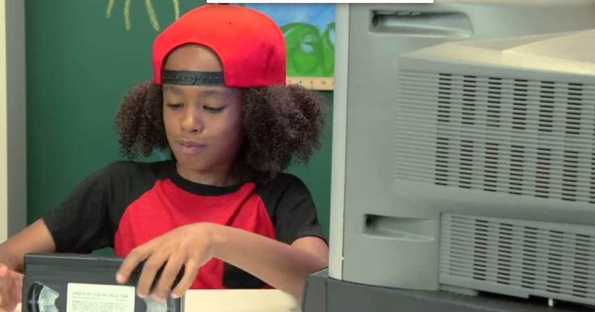 [VIDEO] Mira cómo reaccionan los niños al ver cómo funciona un VHS