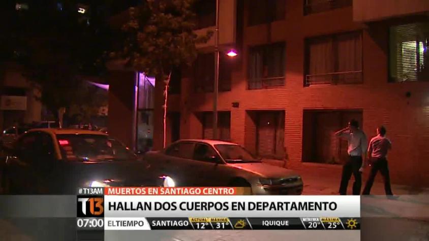 Encuentran dos cuerpos al interior de departamento en Santiago centro