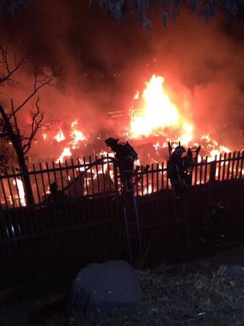 Gran incendio en la bodega constructora La Vendimia y Carolina Rabat en Vitacura
