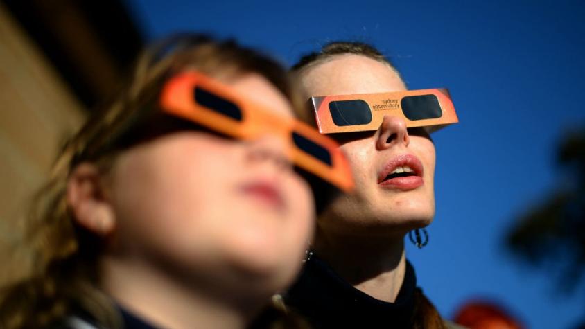 Cómo tomarte una selfie en un eclipse sin dañarte la vista