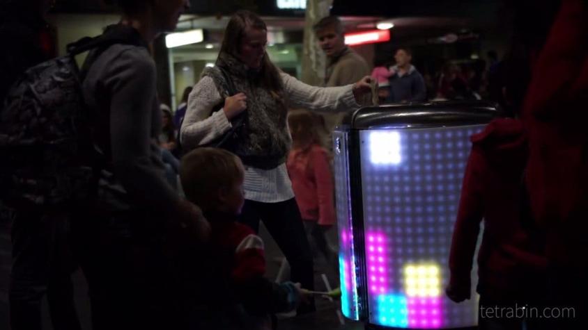 [VIDEO] El contenedor que permite botar basura y jugar Tetris a la vez