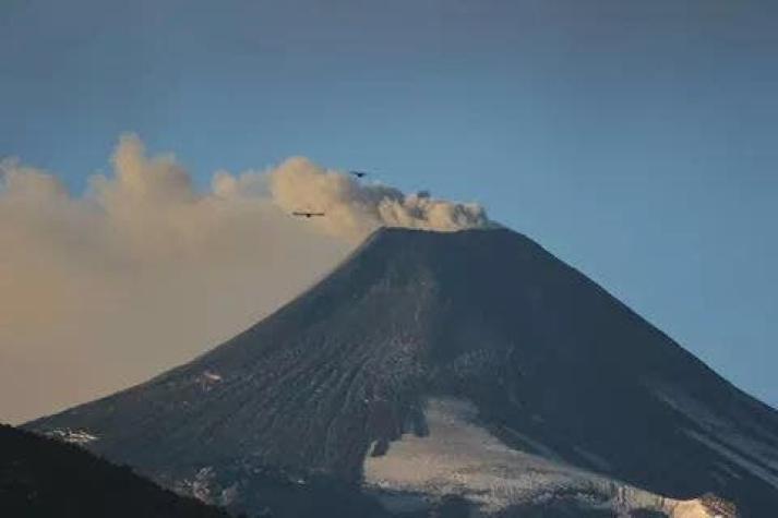 Sernageomin sube a alerta naranja al Volcán Villarrica y establece radio de seguridad