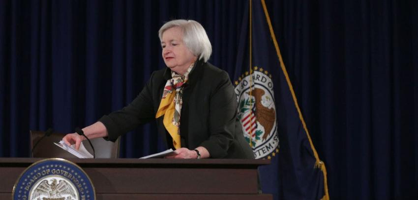Fed mantiene tasa de interés, pero abandona compromiso de mostrarse "paciente" ante futuras alzas
