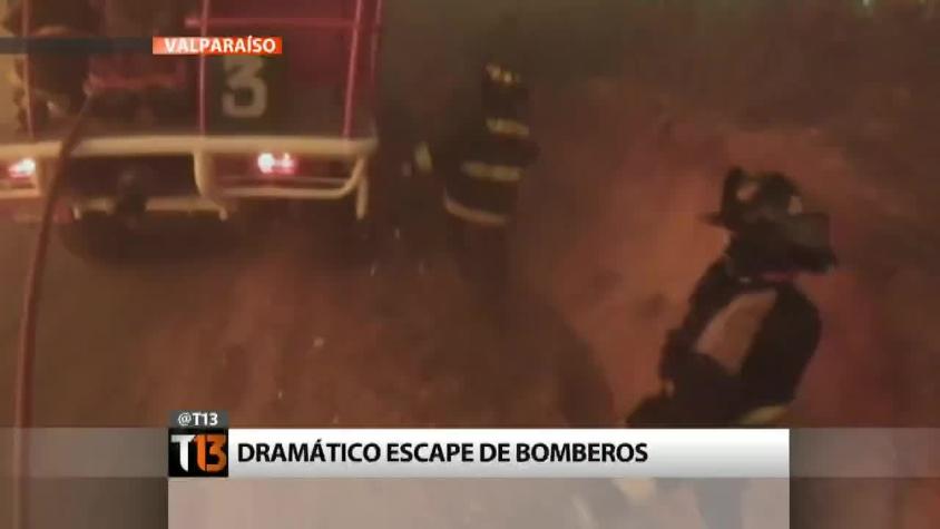 Dramático escape de bomberos de incendio en Valparaíso