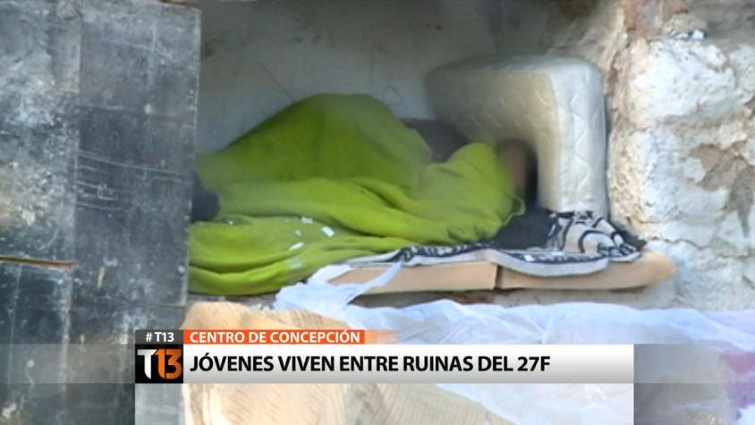 Jóvenes viven entre ruinas del 27/F en Concepción