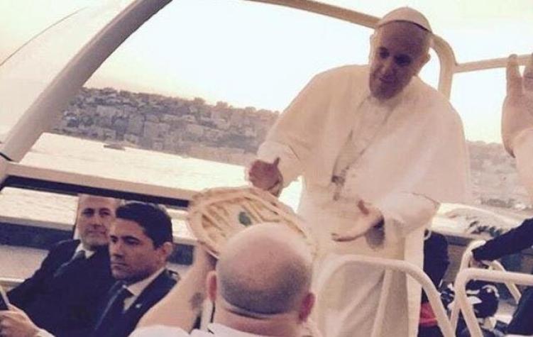 Sorprenden a Papa Francisco con una pizza durante visita a Nápoles