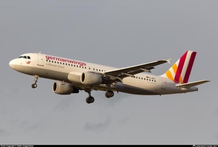 Avión se estrella con 150 pasajeros en los Alpes franceses