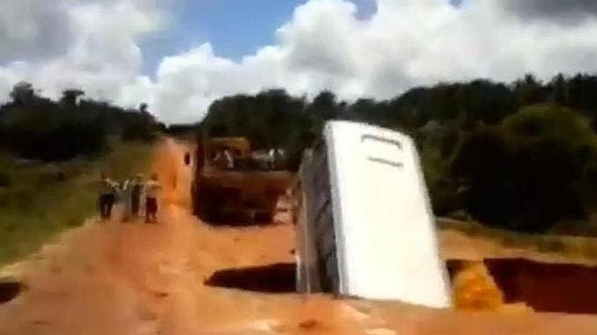 [VIDEO] Bus es tragado por un socavón en un camino en Brasil