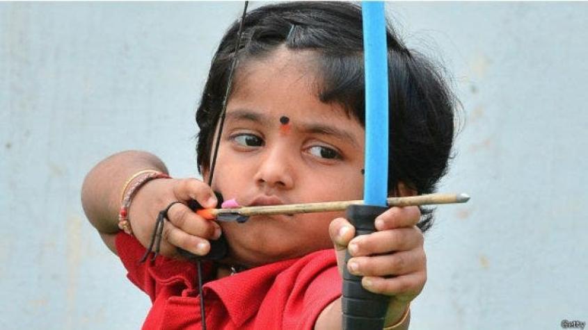 [VIDEO] La niña de 2 años que batió un récord de tiro con arco en India