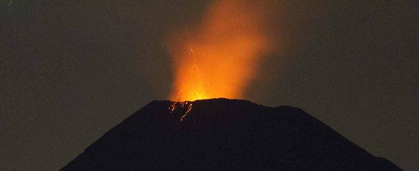 Volcán Villarrica presenta explosiones estrombolianas que superan el cráter