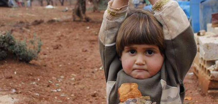 Siria: Impacto por imagen de niña que se rinde ante una cámara de fotos