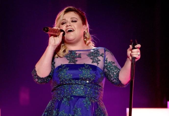 Kelly Clarkson responde a las duras críticas por su sobrepeso