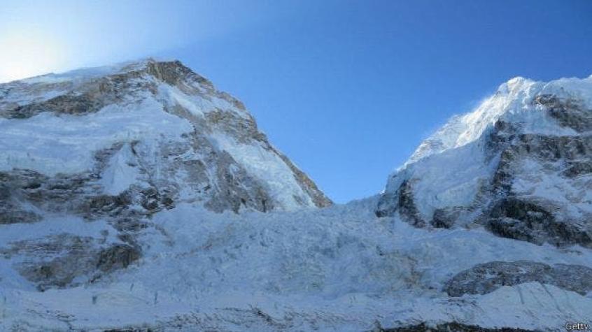 Diez muertos en avalancha en campo base de Everest por terremoto en Nepal