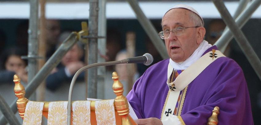Papa Francisco reza por víctimas en Nepal