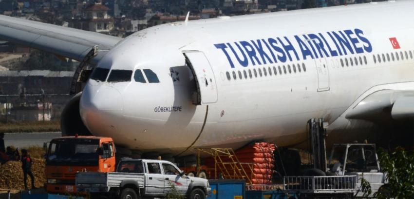 [Video]: Aterrizaje forzoso de un avión de Turkish Airlines con un reactor en llamas