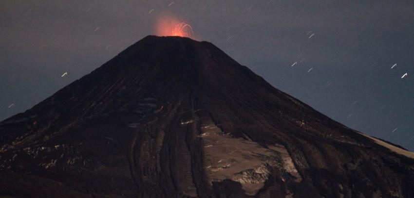 Volcán Villarrica muestra espesa fumarola blanca e incandescencia