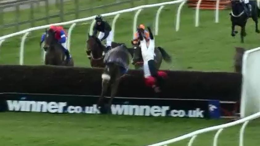 [VIDEO] Espectacular caída durante una carrera de caballos