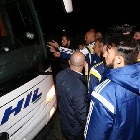 Autobús de Fenerbahçe turco sufre asalto y conductor es herido de bala