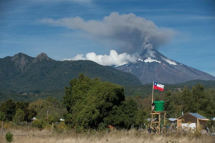 Volcán Villarrica presenta intensa fumarola