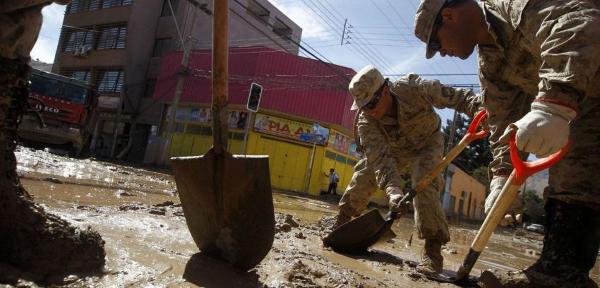[FOTOS] Personal militar trabaja sacando el barro de Copiapó
