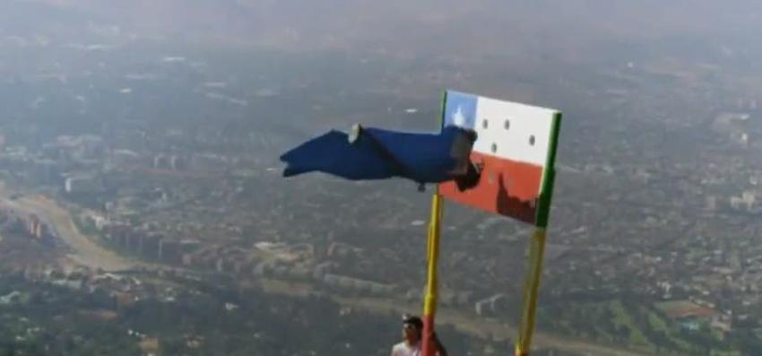 [VIDEO] La arriesgada maniobra del "hombre pájaro" chileno a 3 mil metros de altura