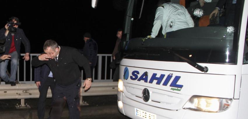 Suspenden liga turca de fútbol tras tiroteo contra bus del club Fenerbahce