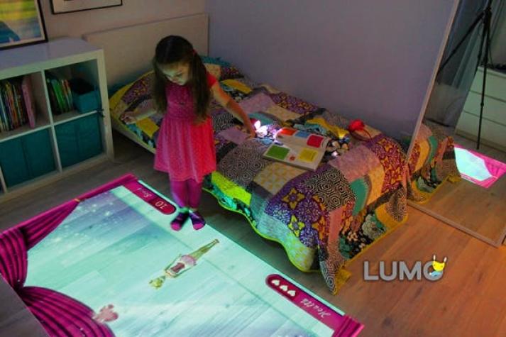 [VIDEO] Proyector transforma la pieza de los niños en un juego interactivo