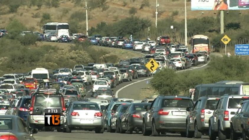 Congestión vehícular de casi 12 horas marcó regreso a Santiago luego de fin de semana largo