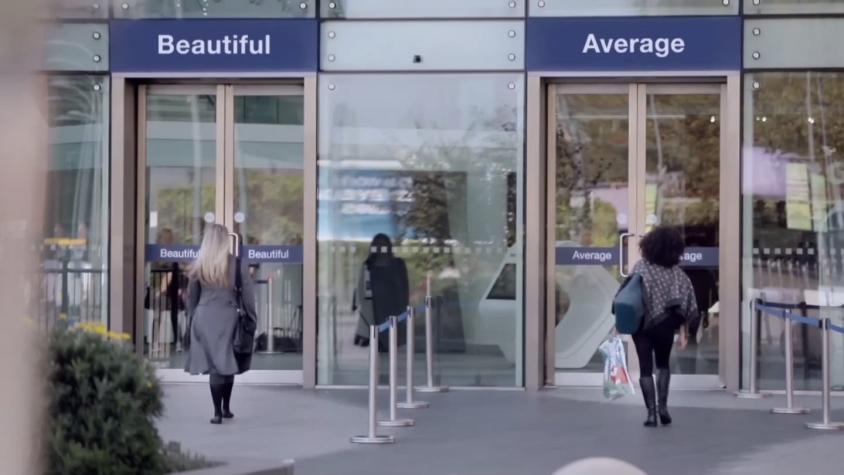 [VIDEO] "¿Eres bonita o común?": el experimento social que busca reafirmar la seguridad femenina