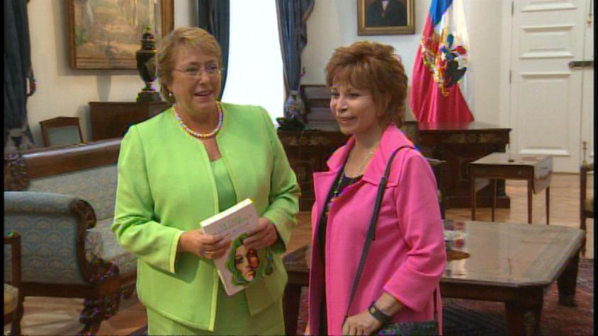 Escritora Isabel Allende sorprende visitando a Michelle Bachelet