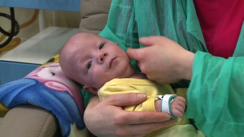 Bebé prematuro sobrevive gracias a riñón artificial