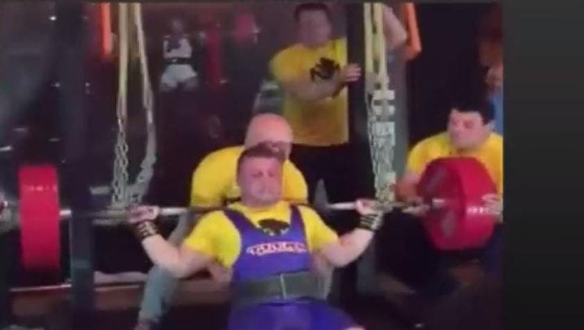 [VIDEO] Hombre se rompe los cuádriceps en pleno ejercicio con pesas