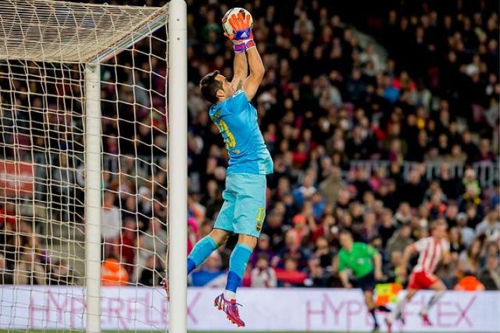 [VIDEO] Hincha del Barcelona se desespera por la camiseta de Claudio Bravo