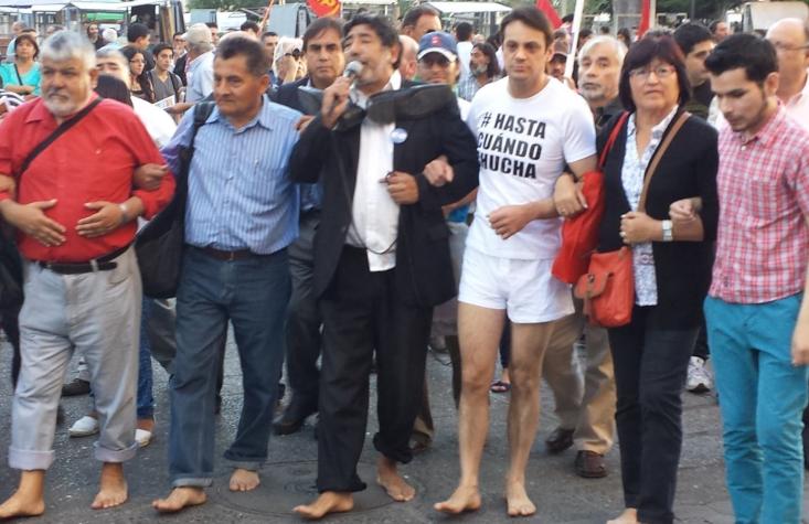 Diputado Gaspar Rivas marcha semidesnudo y presenta proyecto para regular propaganda electoral