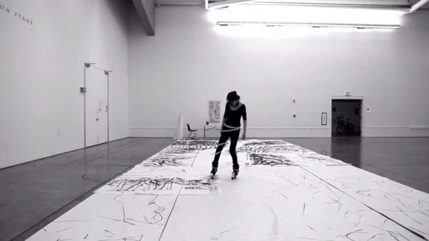 [VIDEO] Arte sobre ruedas: artista usa patines para crear sus pinturas