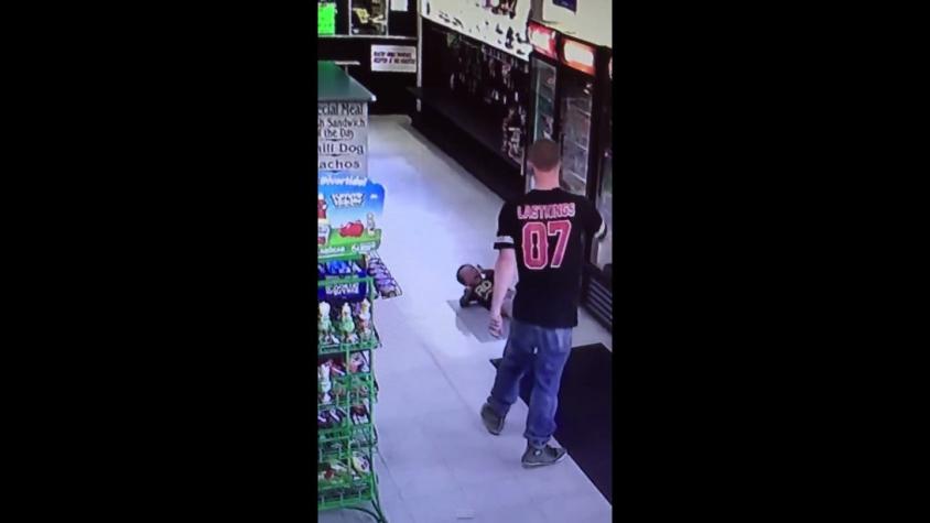 [VIDEO] Brutal agresión de padre a hijo en supermercado de California