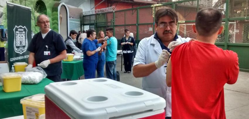 Vacunan a 4 mil reos en Santiago contra la influenza