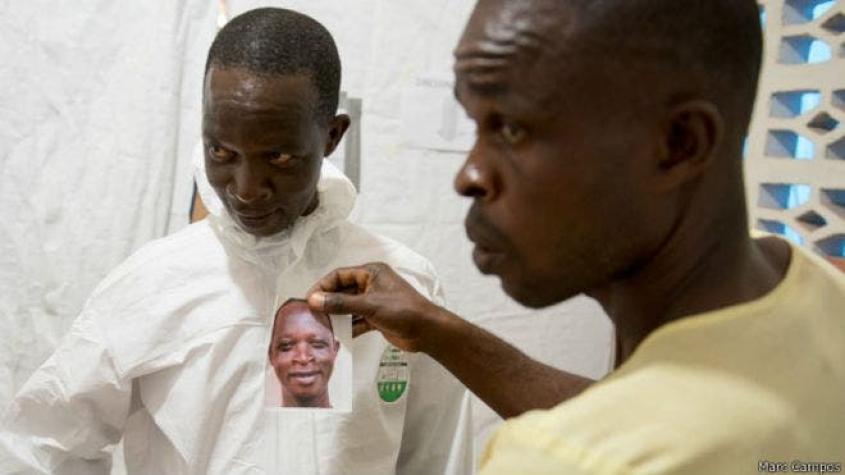 La fotógrafa que les puso sonrisa a los enmascarados del ébola