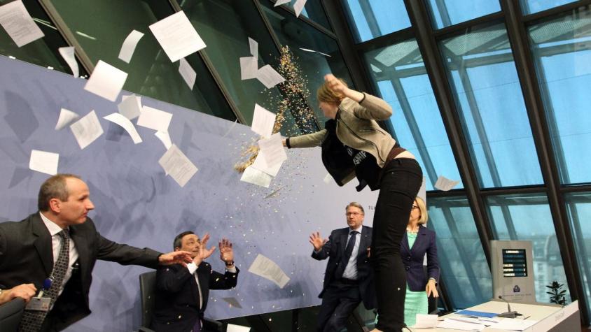 [VIDEO] Manifestante llena de confeti a presidente del BCE
