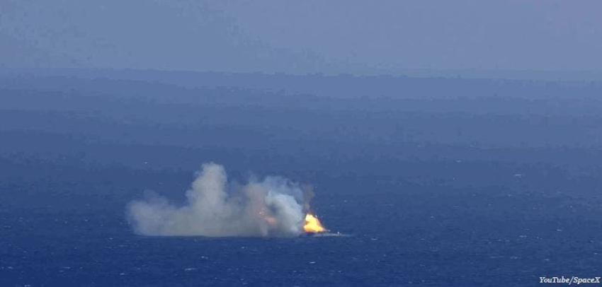 [VIDEO]  Cohete SpaceX realiza violento aterrizaje en medio del océano