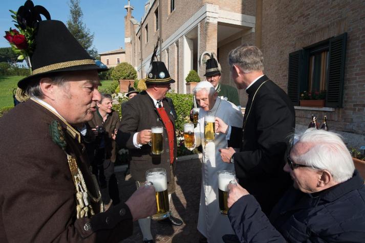 Benedicto XVI celebra sus 88 años tomando cerveza
