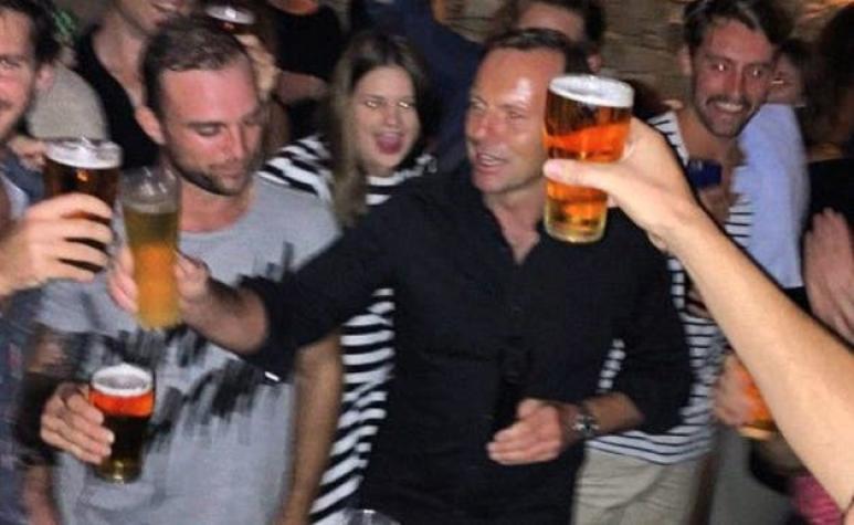 Polémico video muestra al primer ministro australiano bebiendo una cerveza en seis segundos